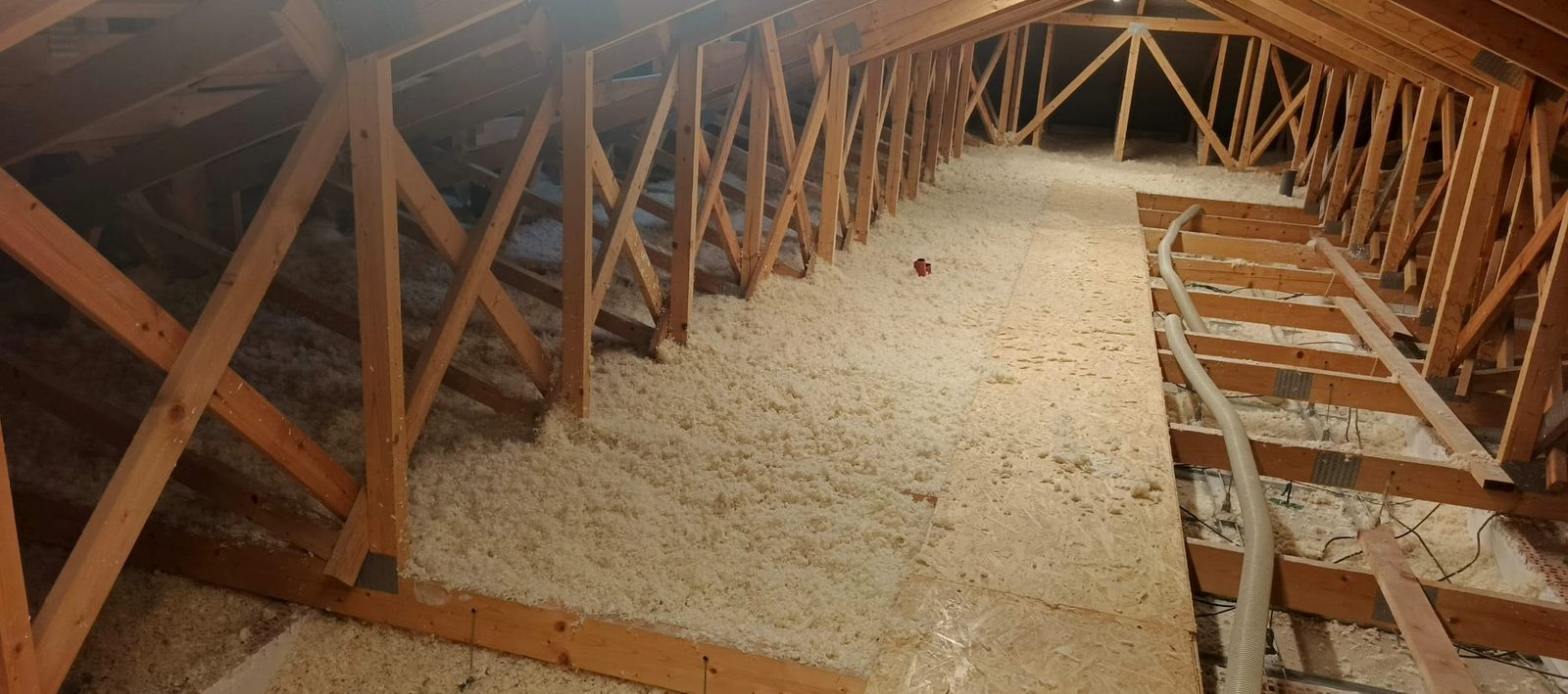 Zateplení rodinného domu foukanou izolací — fotka z realizace 3